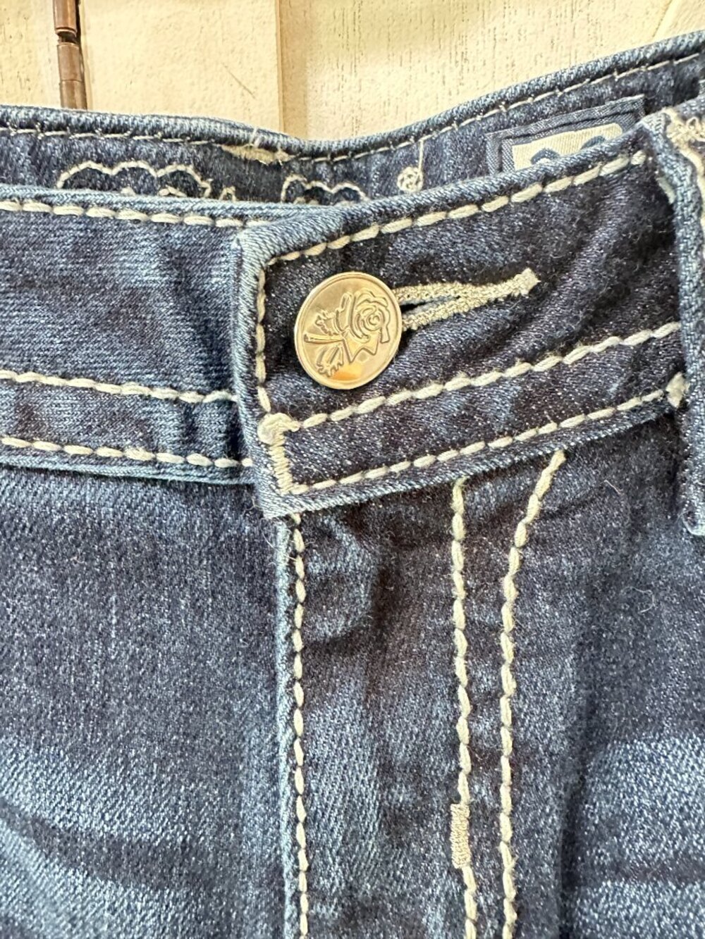 Miss Me Mid Rise Bootcut Dark Wash Fleur De Lis Embellished Jeans Size 29 - Picture 10 of 11